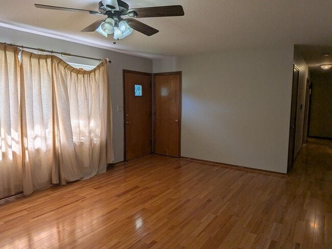 Building Photo - 2513 Lilac Dr
