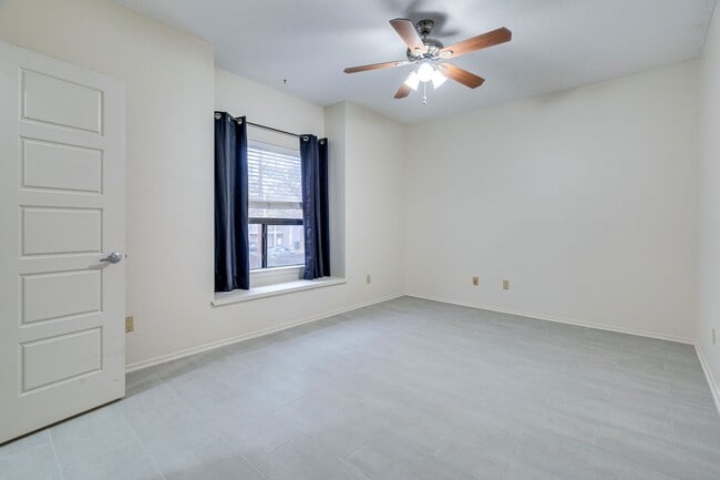 Building Photo - OVERLOOK WEST CAMPUS - LUXURIOUS - 1BD/1BA - RESERVED PARKING - W/D - WATER PAID