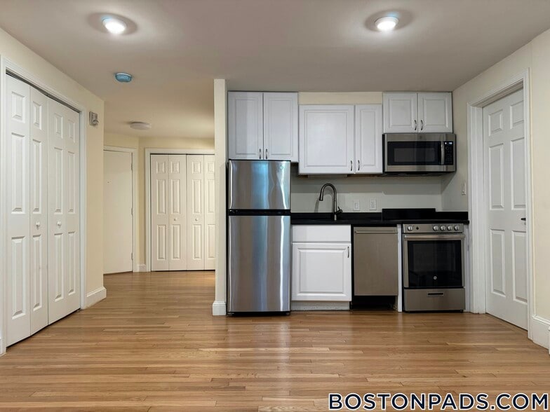 Building Photo - 17 Fairbanks St