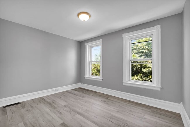 Building Photo - 622.5 N Silk St