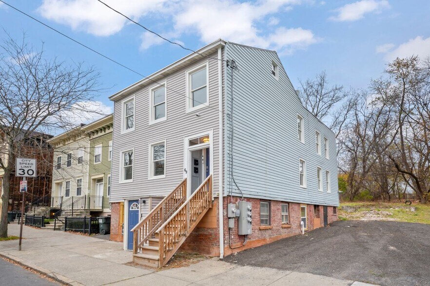 Building Photo - 69 second Street 3