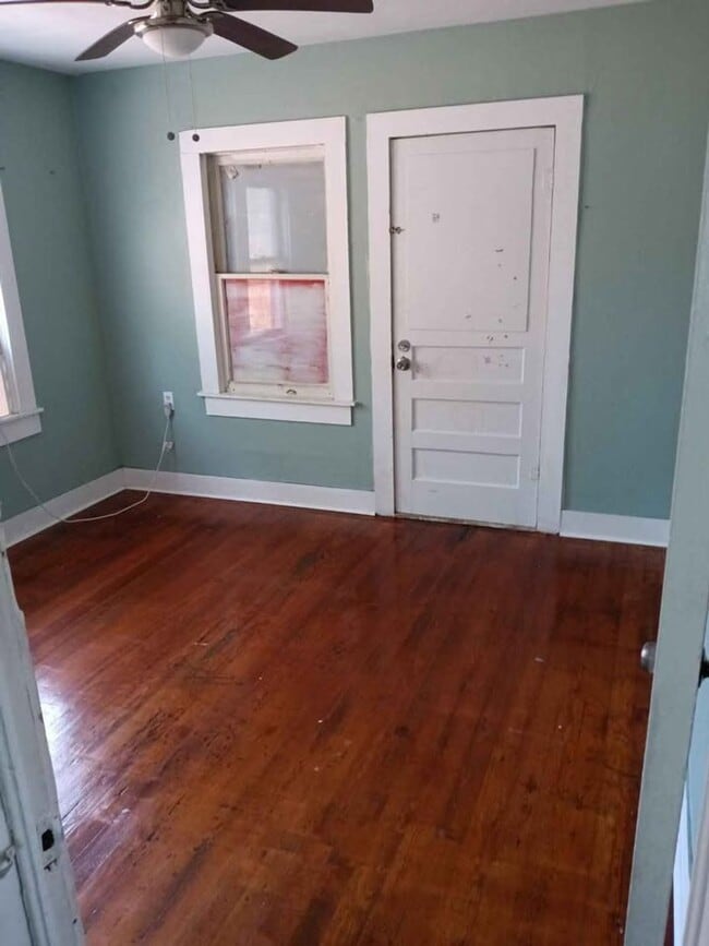 Building Photo - Simple 2/1 downtown