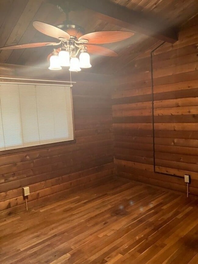 Building Photo - LAKE FRONT PARADISE