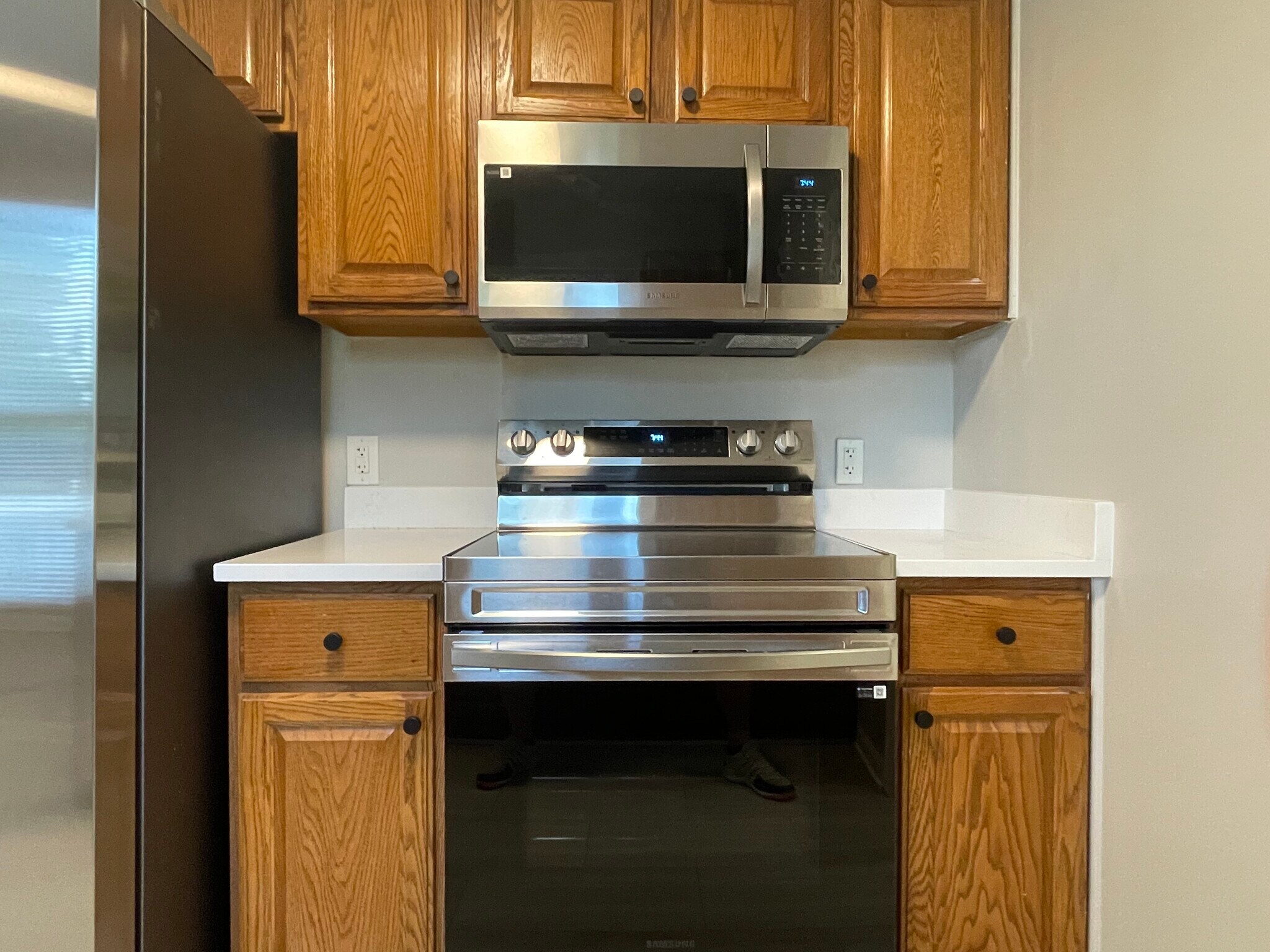 Brand new range and microwave - 10521 Cornell Ave