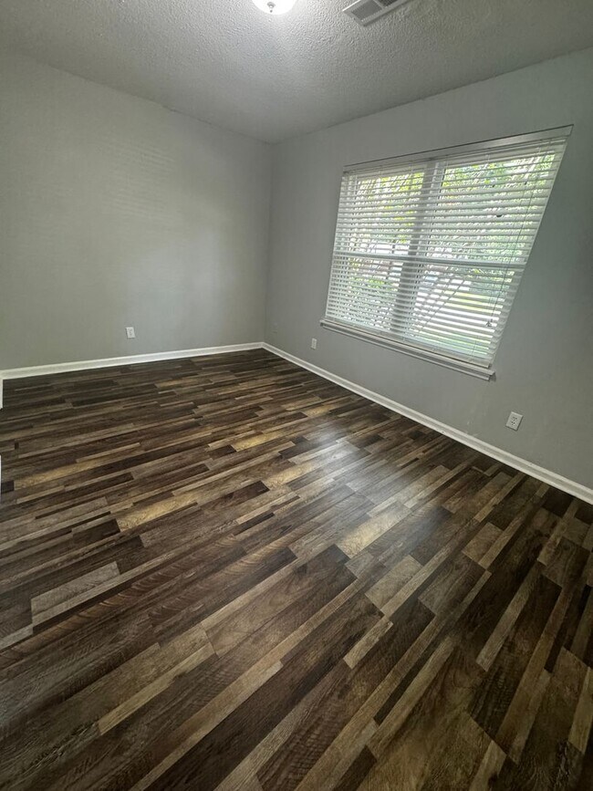 Building Photo - Updated Duplex in Ladson