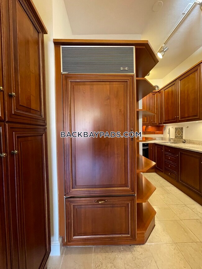 Building Photo - 370 Marlborough St