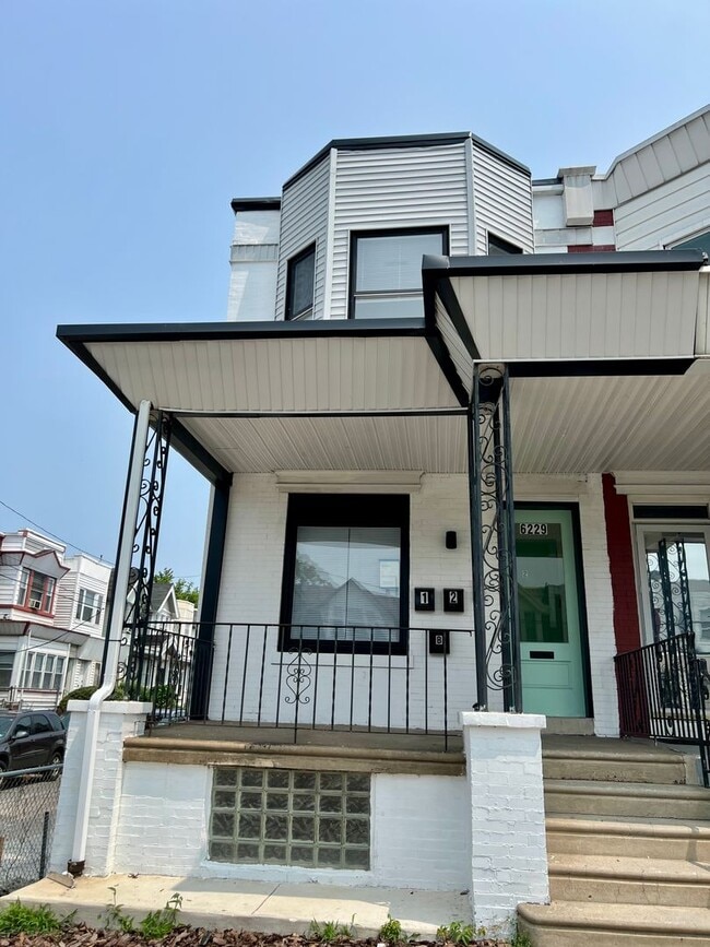 Building Photo - Newly Renovated 1-Bedroom Apartment! Avail...