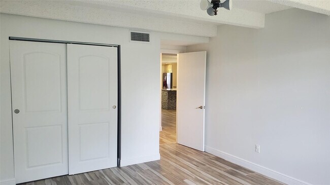 Building Photo - 10110 Boca Entrada Blvd