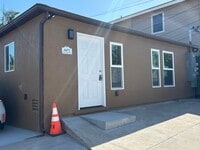Building Photo - 1 Bed/1 Bath Newly Renovated