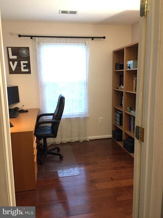 Building Photo - Absolutely Stunning townhome in the heart of Bristow. 3 bedroom, 2 full bathrooms and 2 half baths.