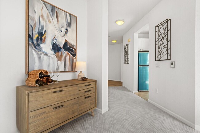 Building Photo - Epic REA - Top floor, Sweeping Views, 3 BR...