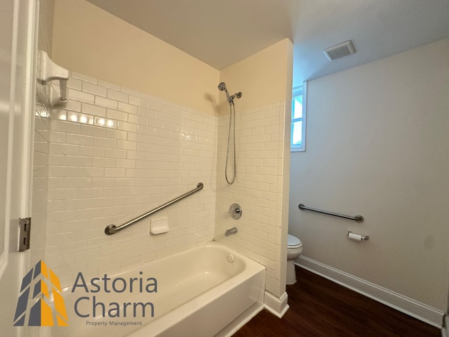Building Photo - Live in Comfort: Spacious 3 Bedroom 2 Bath...