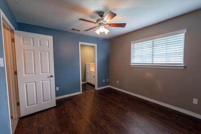 Building Photo - 300 Las Plumas Dr