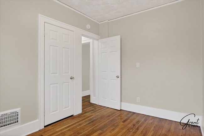 Building Photo - $1300 4 bedrooms