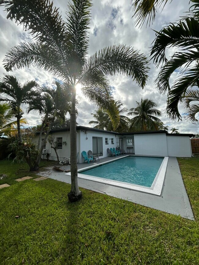 Building Photo - 5839 Daphne Dr