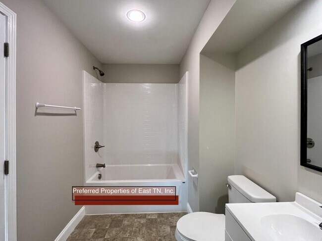 Building Photo - 160 Majestic Cir