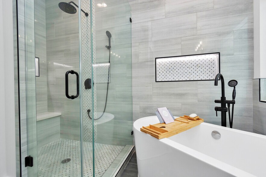 Master Bathroom - 4209 New Orleans St