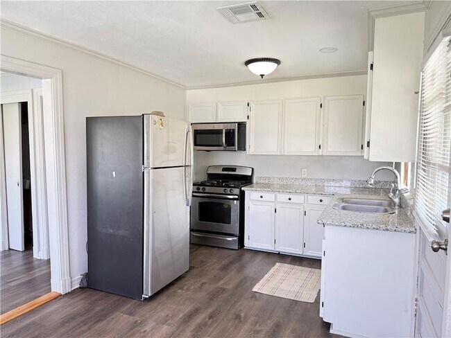 Building Photo - 628 Radiance Ave