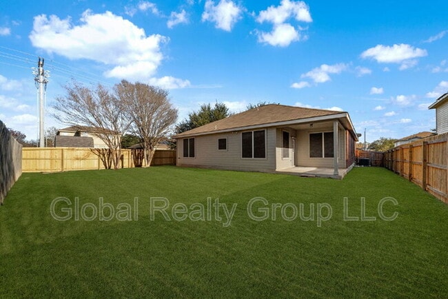 Building Photo - 216 Silver Wing