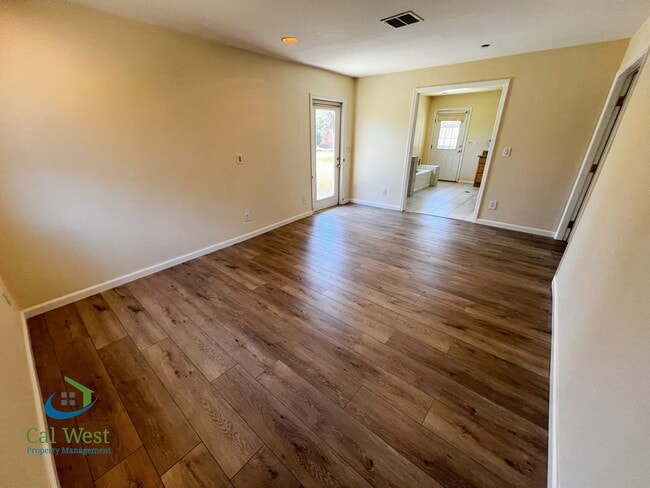 Building Photo - $5800 - Spacious 5 Beds 4 baths with large...
