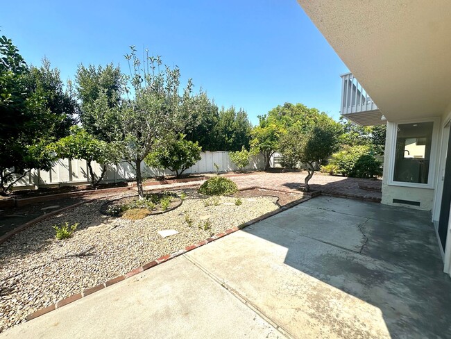 Building Photo - Welcome to this beautiful 4 bedroom home in the highly desirable "Port Streets" of Newport Beach