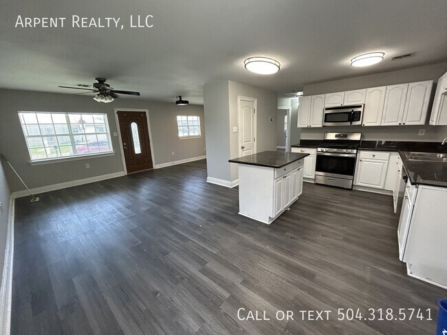 Building Photo - 2713 Volpe Dr