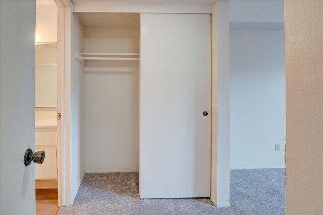 Building Photo - Fantastic 1 Bedroom Condo in Point Loma!!