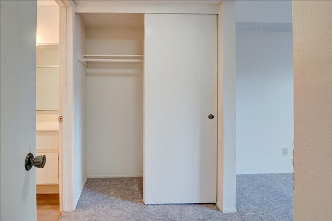 Building Photo - Top-Floor 1 Bed/1 Bath Condo in Point Loma – Resort-Style Amenities!