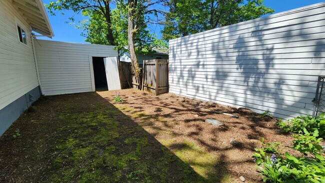 Building Photo - Cute Roseway Bungalow