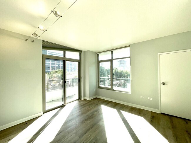 Building Photo - Renovated 2 Bedroom 2 Bathroom Condo in Li...