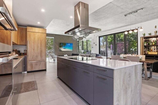 Building Photo - 925 NE 6th St