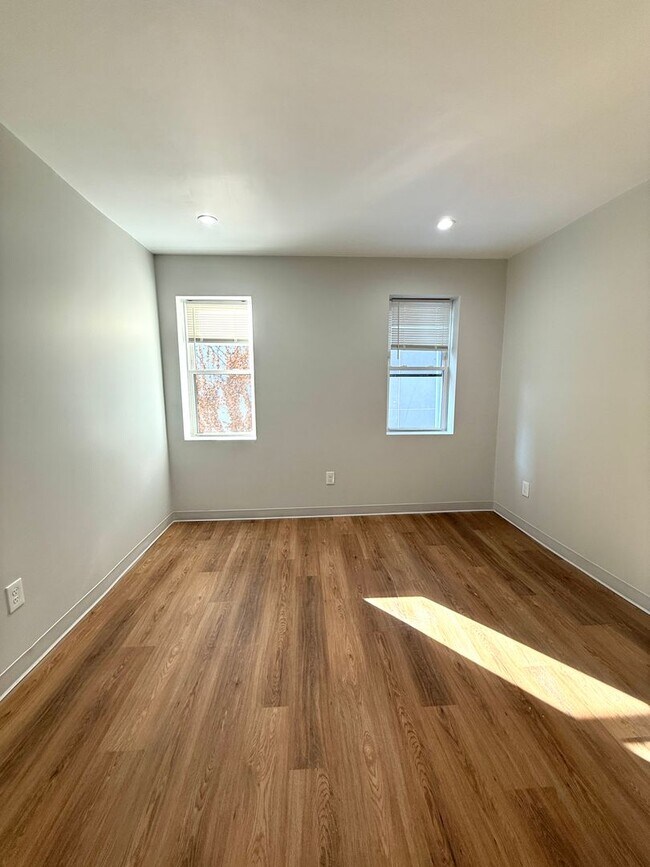 Building Photo - 3 bed 2.5 bath townhome - New Renovation