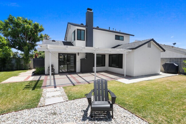 Building Photo - Renovated Lake Forest Home with Expansive Yard & Modern Finishes
