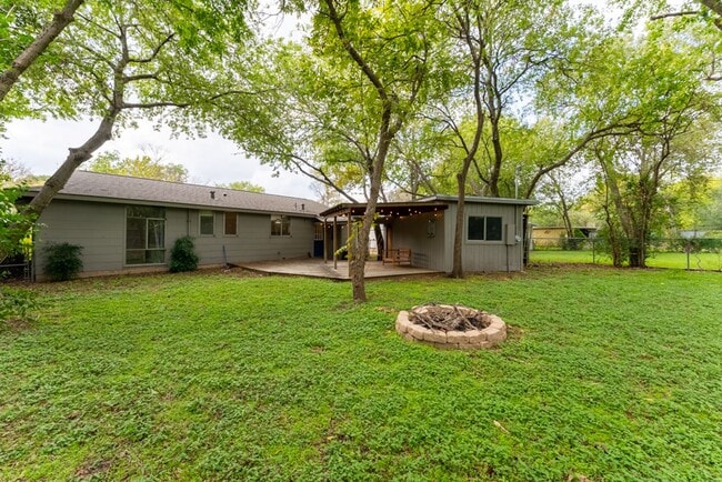 Building Photo - Cozy 3BD/2BA Brick Home in Vibrant Northea...