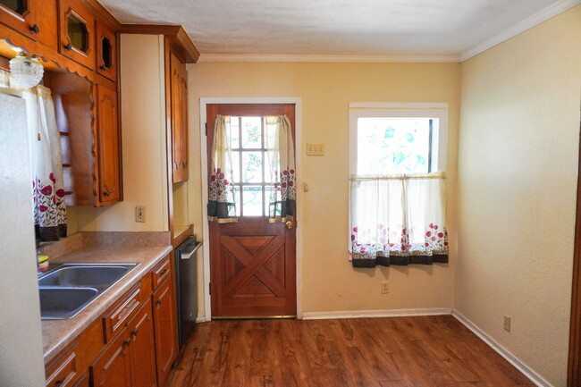 Building Photo - LA Heights 2 Bedroom, 1 Bath Cottage Style...