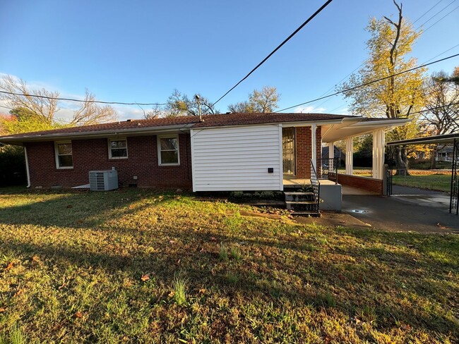 Building Photo - Single Family Home in Clarksville