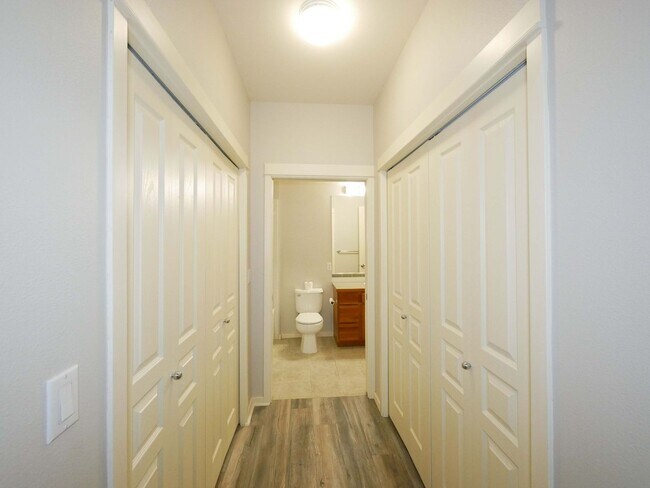 Building Photo - 1Bed 1Bath DT Kirkland Condo Available for...