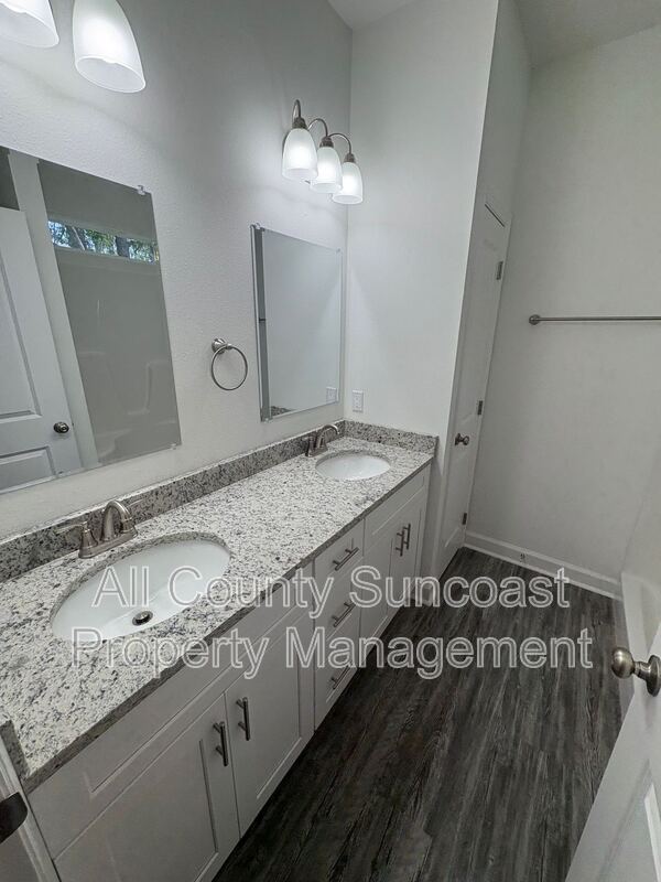 Building Photo - 535 Sunset Dr