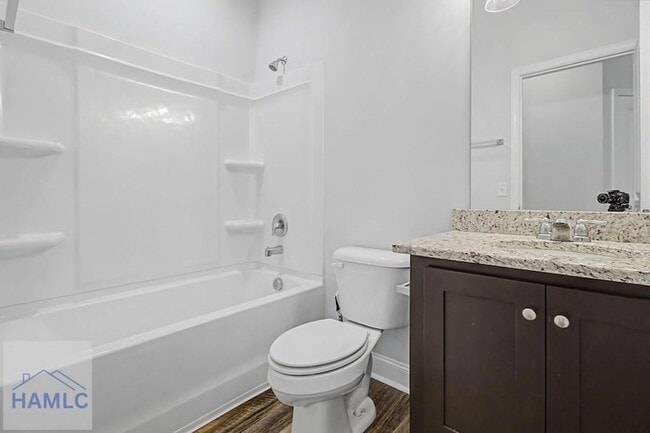 Building Photo - 20 Fuller Wy NE