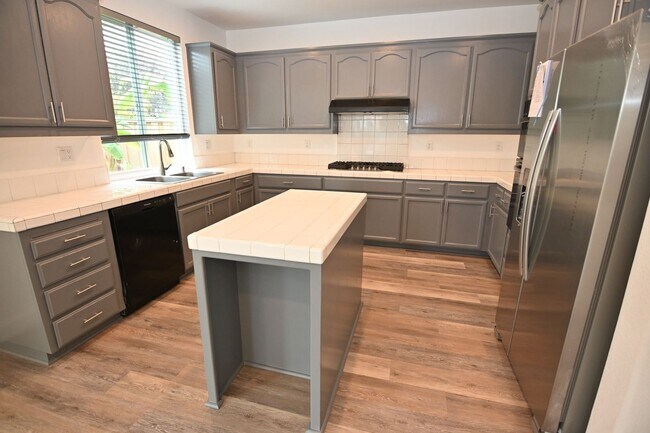 Building Photo - Stunning 5-Bedroom 3 bath 2 story Home in Prime North San Jose Location.