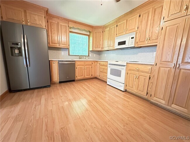 Building Photo - 16421 Chinook Dr