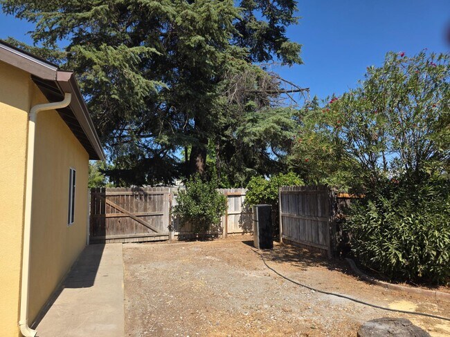 Building Photo - 1098 E 21st St