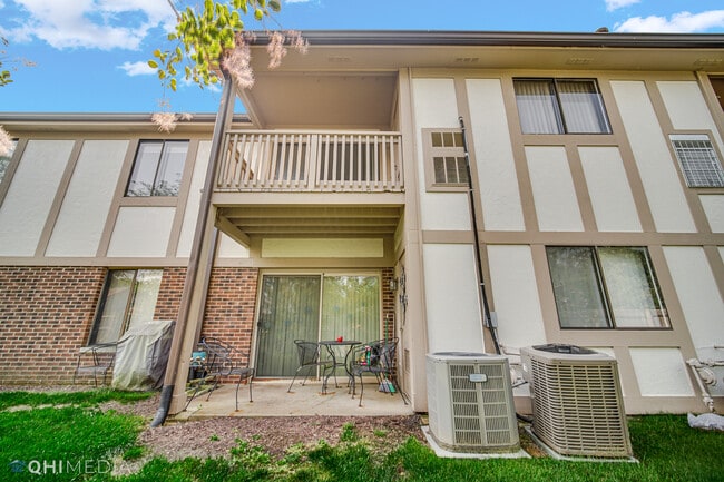 Building Photo - 920 Surrey Dr