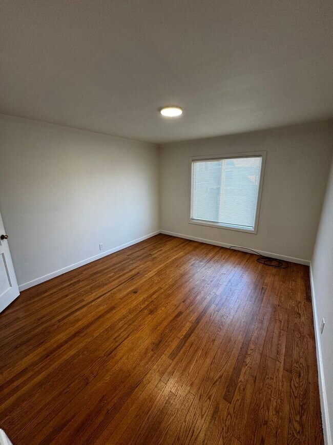 Building Photo - 227-231 Mosswood Way