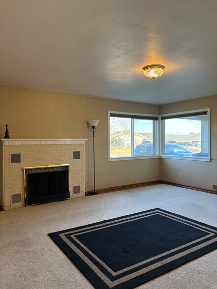 Lots of natural light in the Formal Living Room and thru out the home. - 501 W Grandview Ave