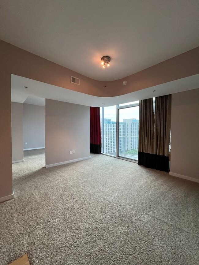 Building Photo - Beautiful 1-Bedroom Condo with Stunning Do...