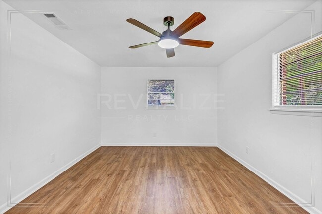 Building Photo - Fully Renovated 4 Bed / 2 Bath in Bay Mine...
