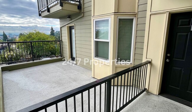 Building Photo - Hilltop 1BD I 1BA Condo + FREE month of re...