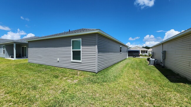 Building Photo - Lake Denham