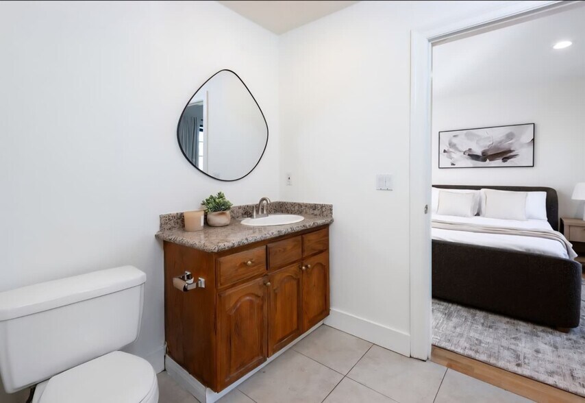 Building Photo - 525 N Orange Dr